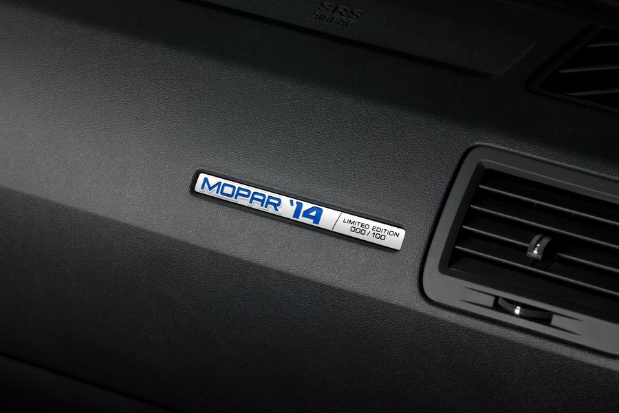 Детали интерьера Dodge Challenger by Mopar 2014 года  (фото 7 из 9)